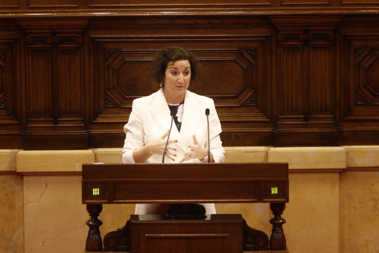 Alícia Romero al faristol del Parlament de Catalunya