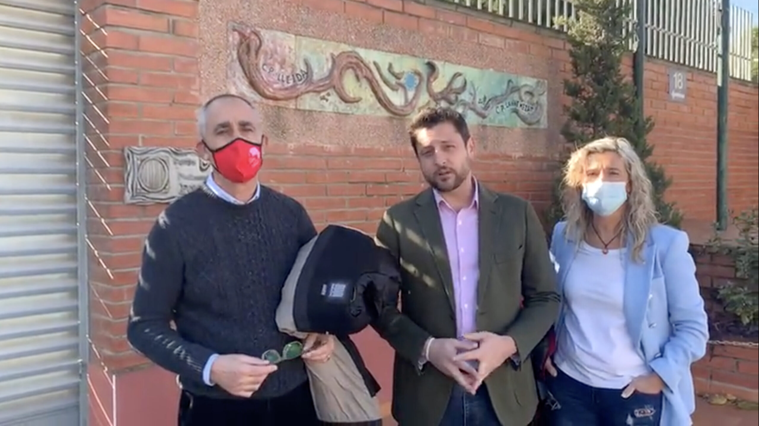 Rubén Viñuales, Judith Alcalá y Òscar Aparicio en el centro penitenciario de Ponent en Lleida.