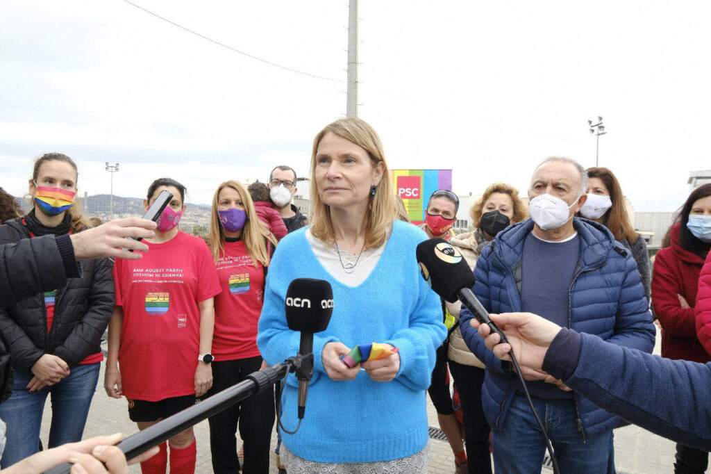 Lluïsa Moret, a un partit de futbol del PSC en el Dia Internacional contra la LTBIfòbia a l'esport