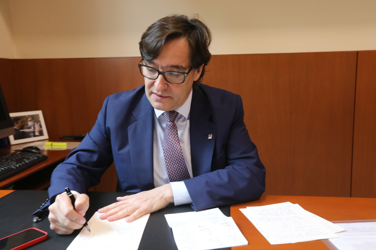 Salvador Illa a un despatx del Parlament de Catalunya