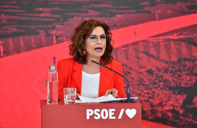 Montero: Los problemas no se arreglan recogiendo firmas o yendo a la Plaza de Colón