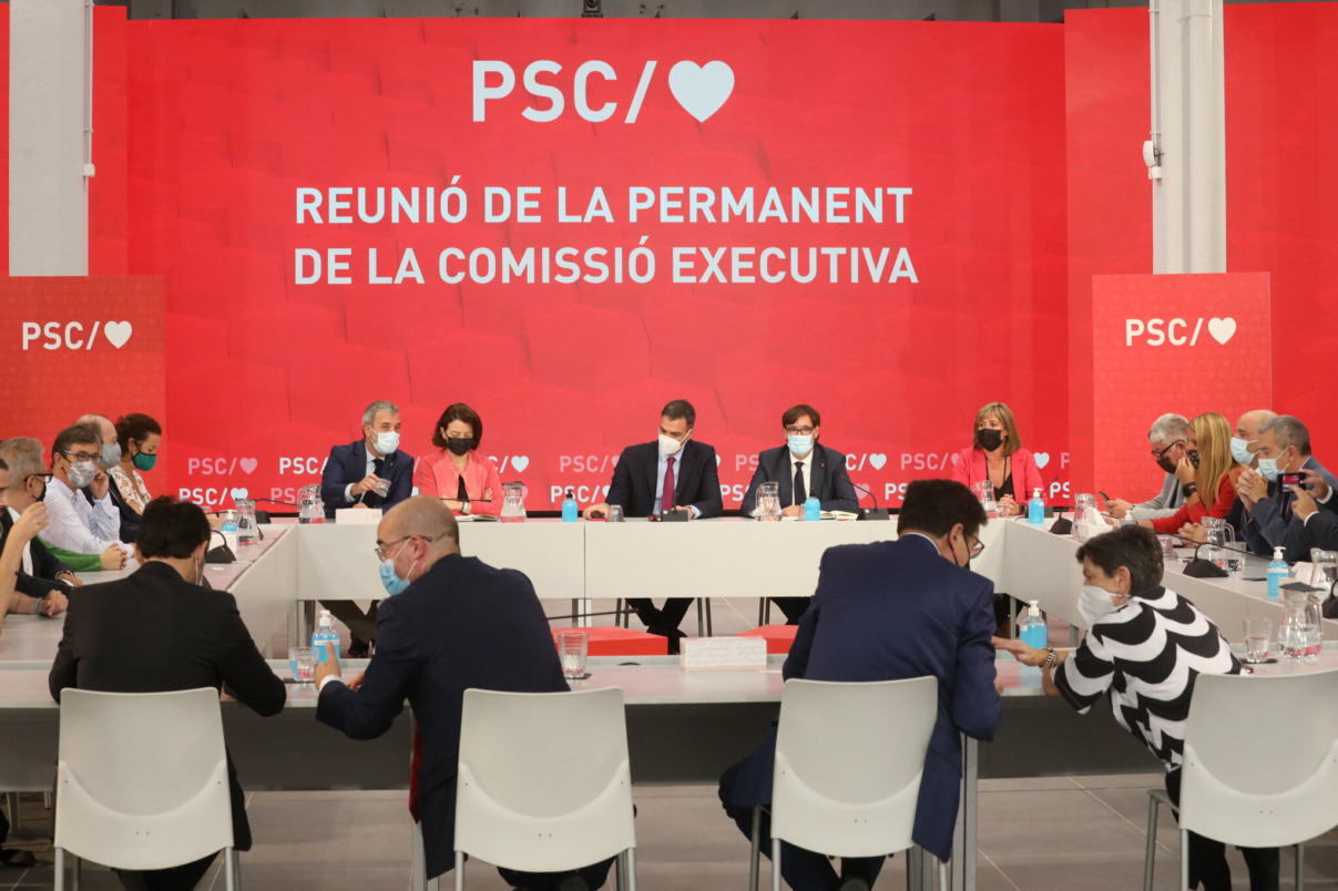 Pedro Sánchez con Salvador Illa en la reunión con el PSC posterior a la mesa de diálogo con el Gobierno