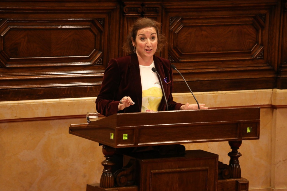 Alícia Romero en el hemiciclo del Parlament de Catalunya