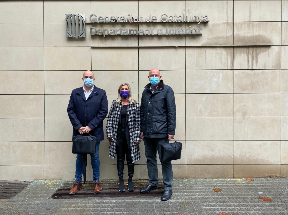 Judith Alcalà, Raúl Moreno y Mario García ante el Departamento de Interior