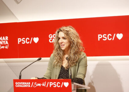 Elia Tortolero del PSC ante los medios de comunicación