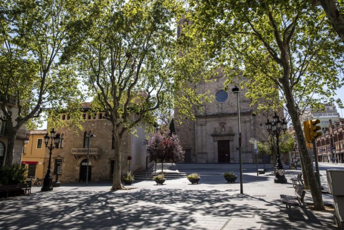placa-de-sarria-amb-lesglesia-de-san-700x467