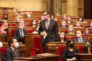 Salvador Illa mira a Pere Aragonès al Parlament de Catalunya