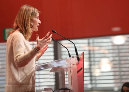 Lluïsa Moret hablando desde el atrilo