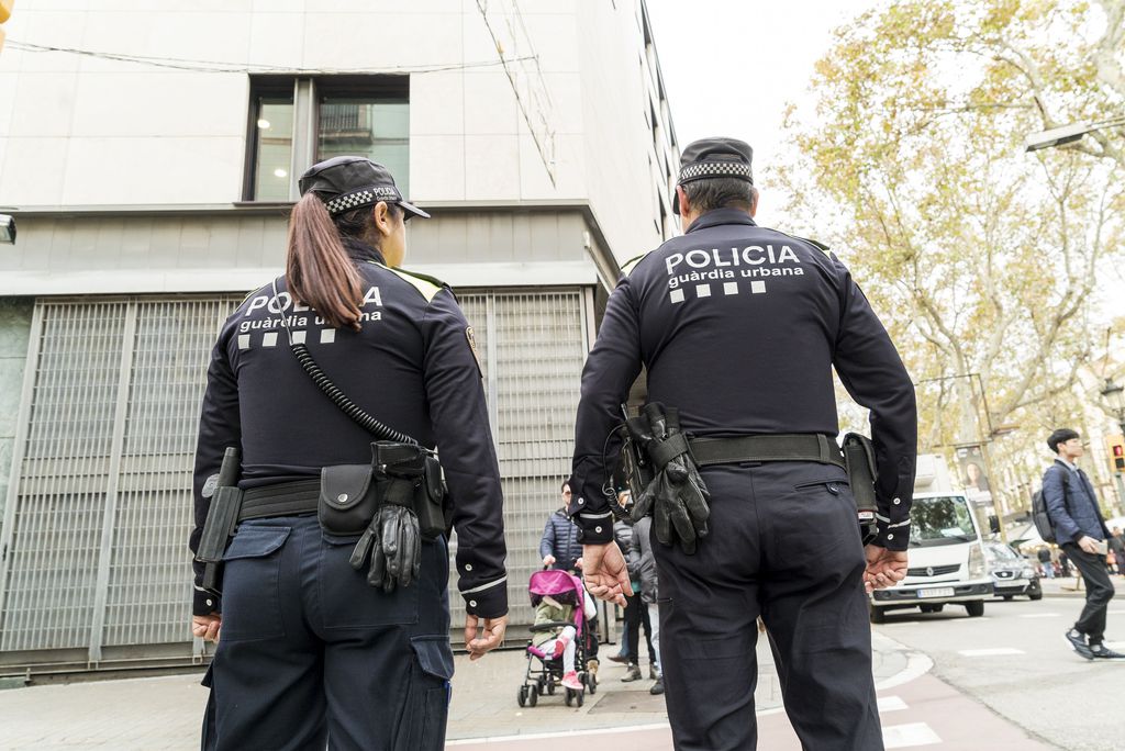 Dos agents de la Guàrdia Urbana de Barcelona