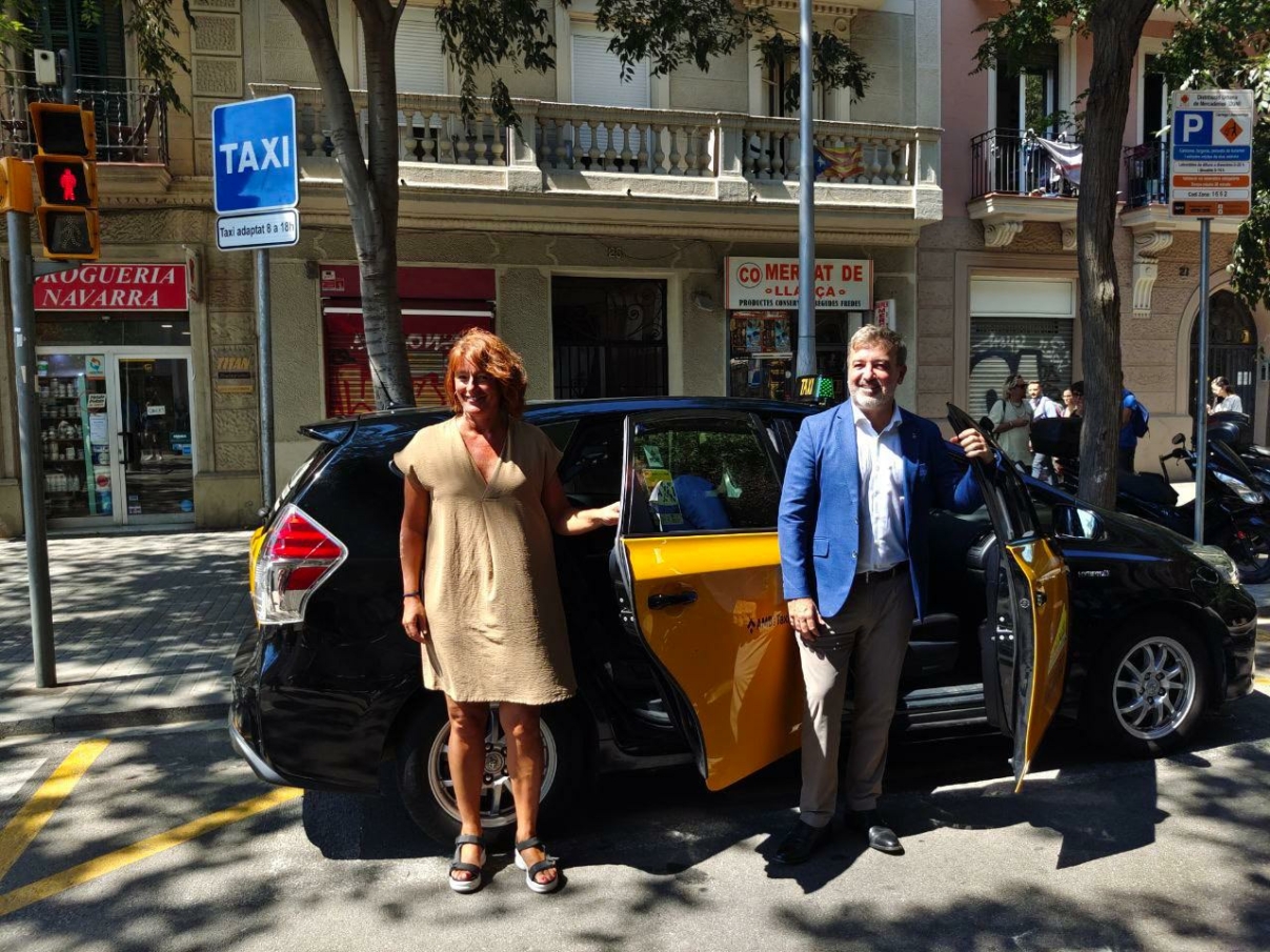 Jaume Collboni i Laia Bonet presenten les microparades de taxi a Barcelona