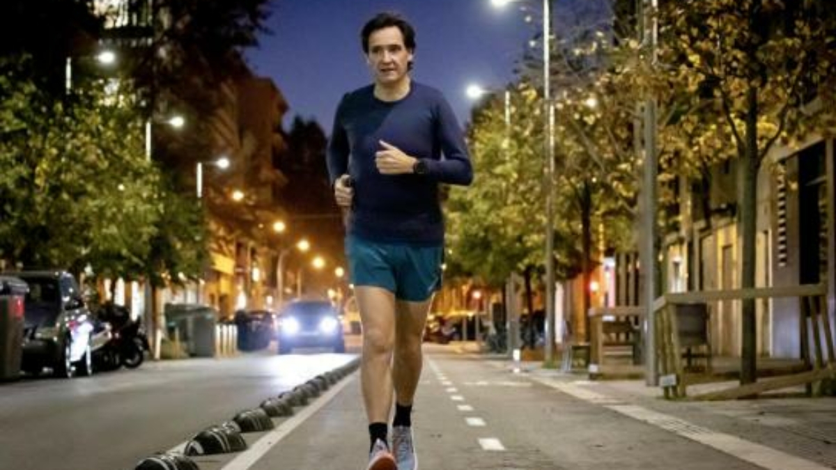 Salvador Illa corre por una calle de Barcelona_Foto de Àlex García