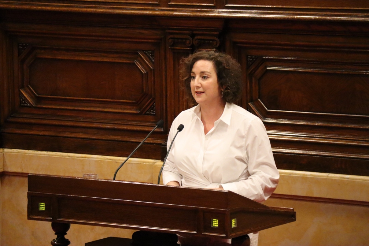 Alícia Romero en el atril del Parlament de Catalunya