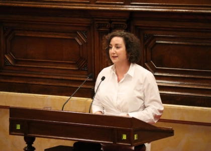 Alícia Romero en el atril del Parlament de Catalunya