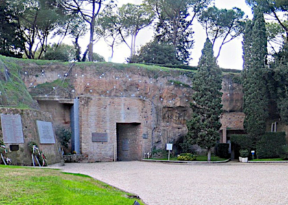 Entrada de las Fosse Ardeatine (Roma) donde fueron ejecutados por los nazis, el 24 de marzo de 1944, 335 civiles y militares antifascistas “por ser italianos” (y no antifascistas) según declaró Giorgia Meloni en la efeméride del pasado marzo.
