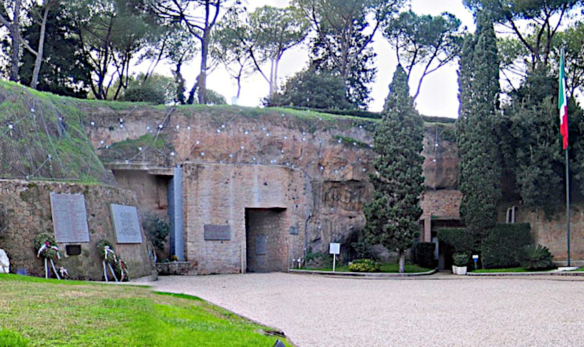 Entrada de las Fosse Ardeatine (Roma) donde fueron ejecutados por los nazis, el 24 de marzo de 1944, 335 civiles y militares antifascistas “por ser italianos” (y no antifascistas) según declaró Giorgia Meloni en la efeméride del pasado marzo.