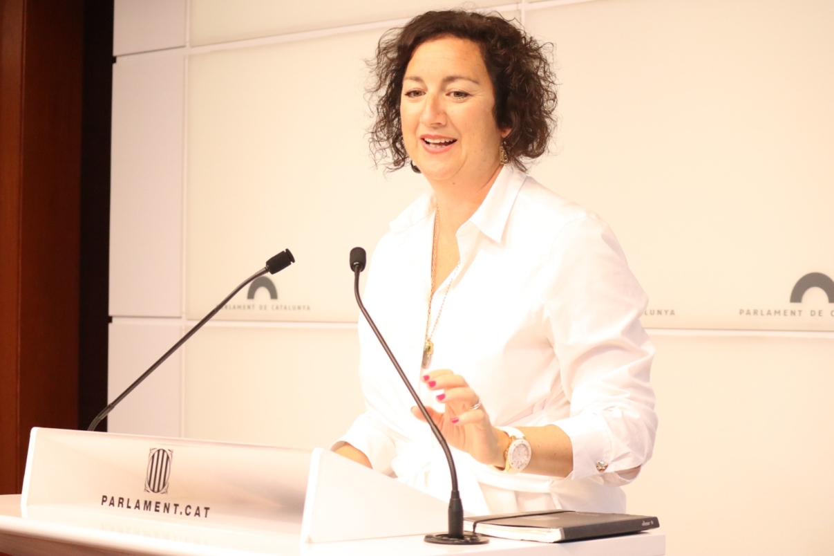 Alícia Romero al faristol de la sala de premsa del Parlament de Catalunya