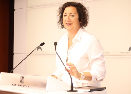 Alícia Romero al faristol de la sala de premsa del Parlament de Catalunya