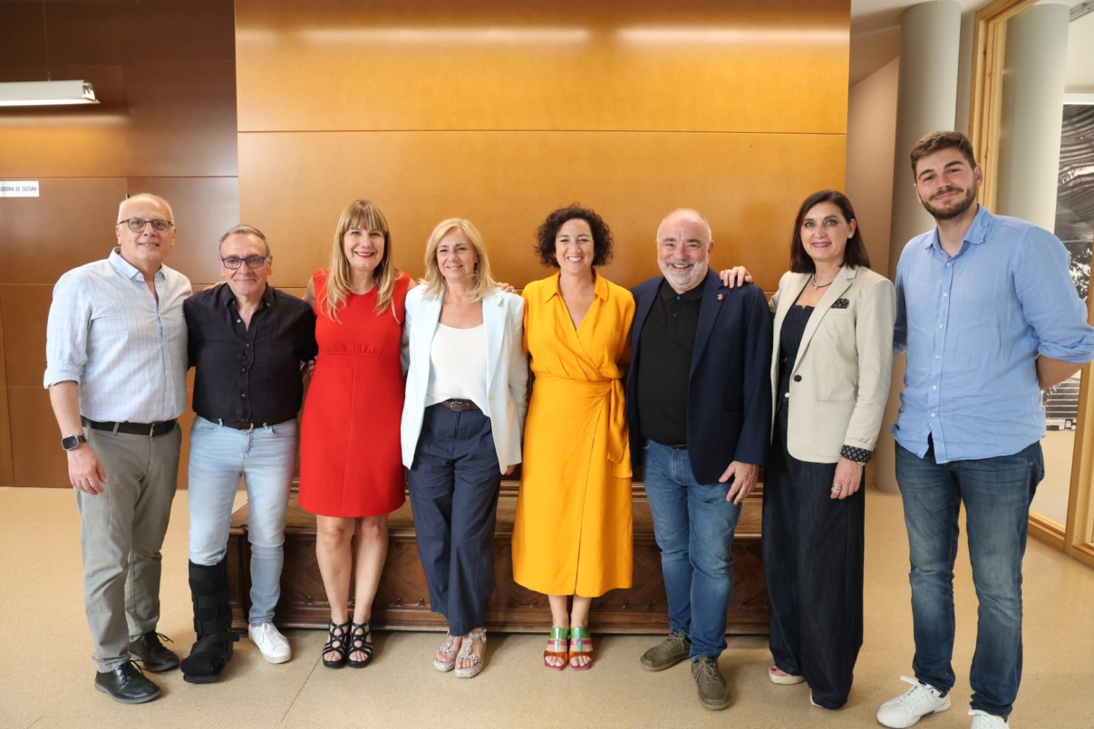Alícia Romero i Sonia Guerra amb els candidats i candidates